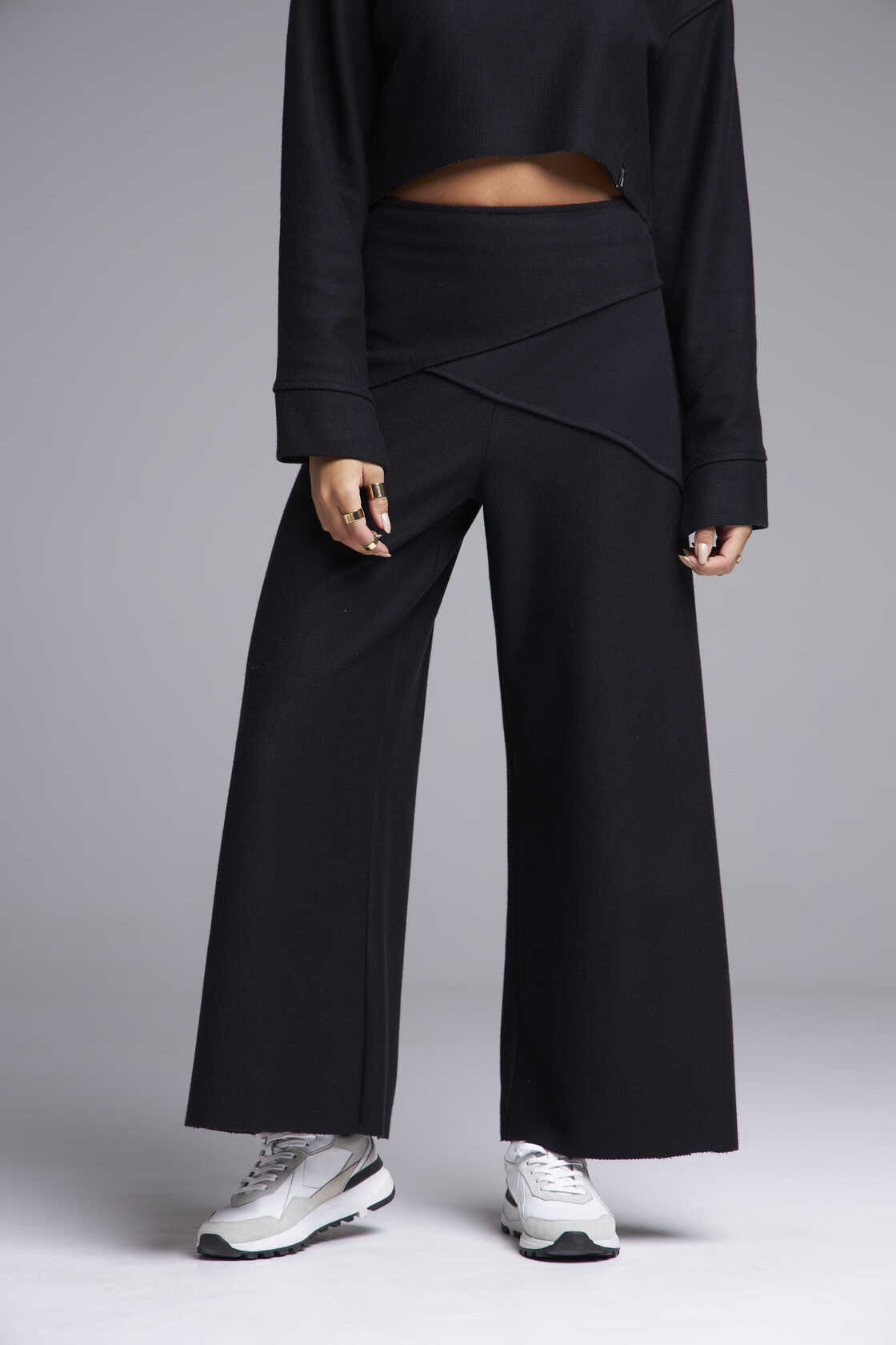 Cropped Sunny – Black